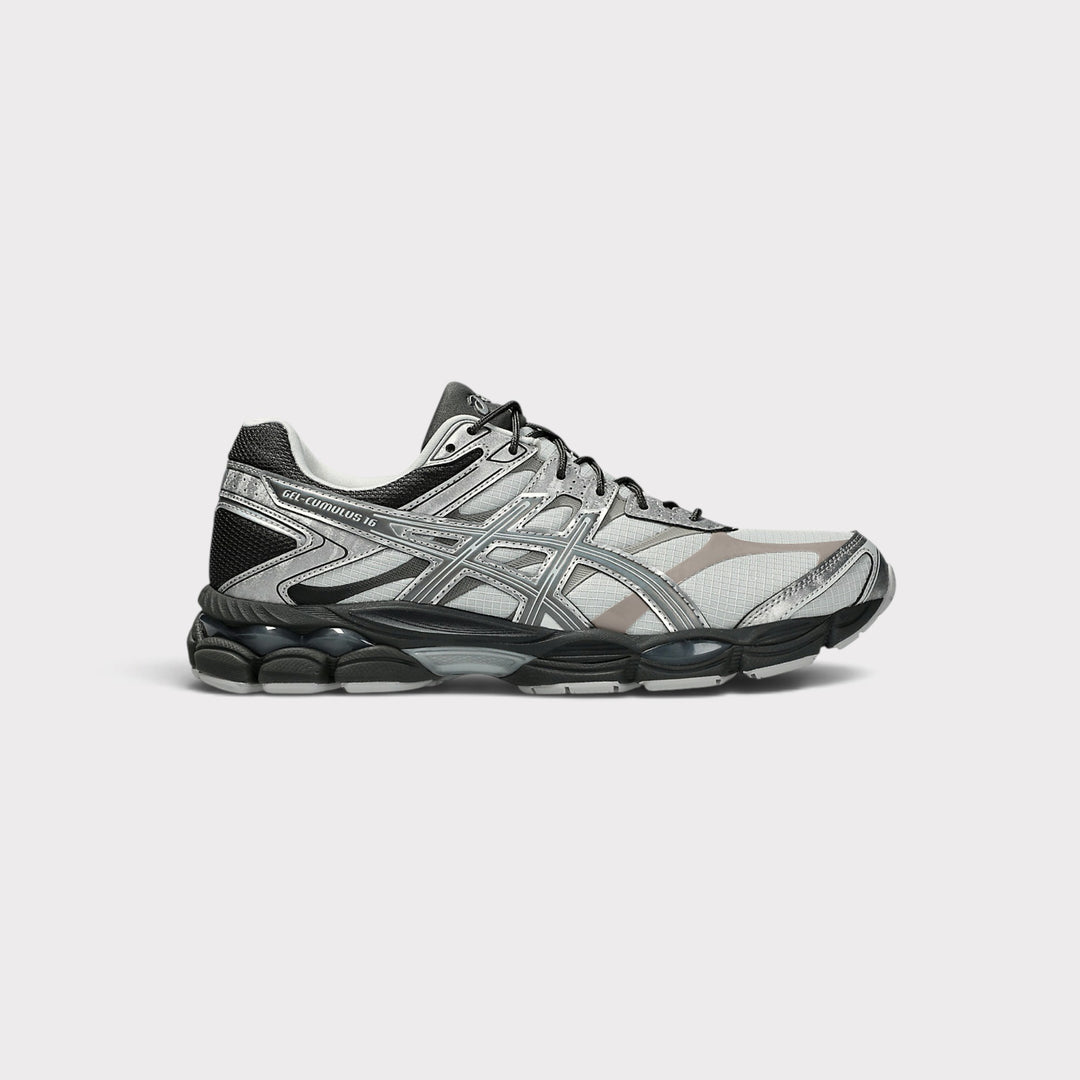 Asics Gel-Cumulus 16 i Glacier Grey/Carbon set fra siden med snuden mod højre og mørk sål.