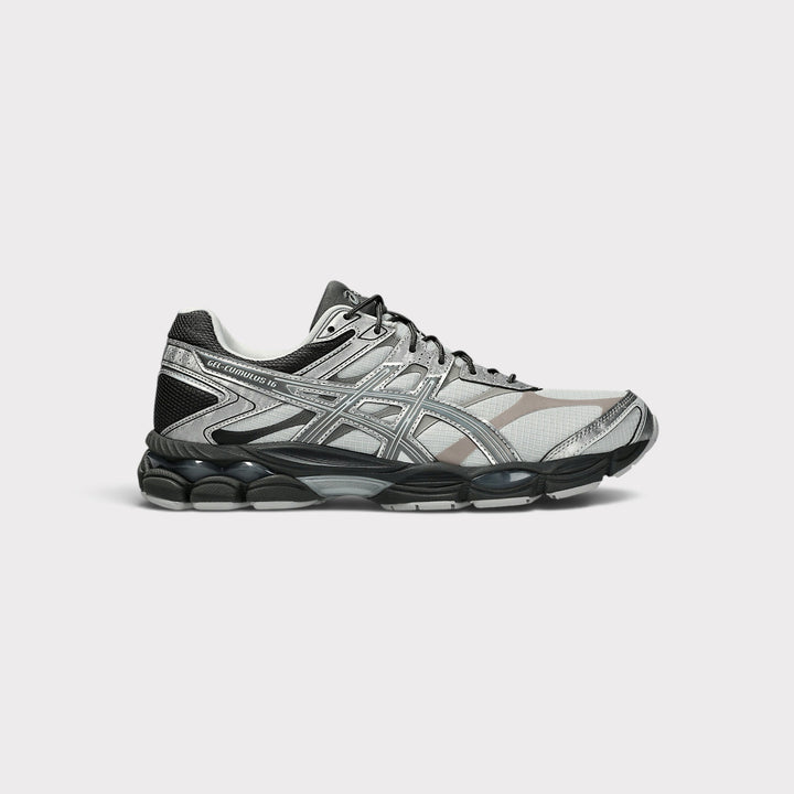 Asics Gel-Cumulus 16 i Glacier Grey/Carbon set fra siden med snuden mod højre og mørk sål.