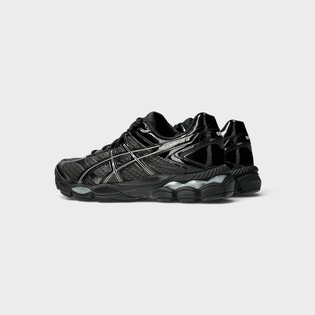 Asics Gel-Cumulus 16 sneakers i grå og sort.