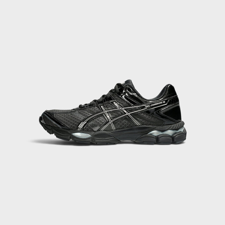 Asics Gel-Cumulus 16 med teknisk retrodesign.