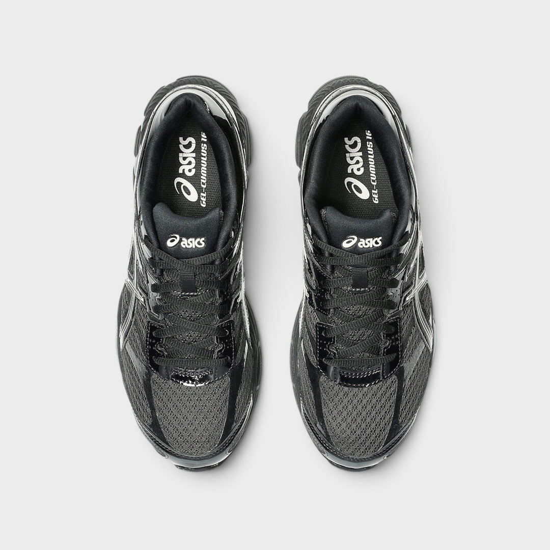 Asics Gel-Cumulus 16 set fra siden i Graphite Grey/Black.