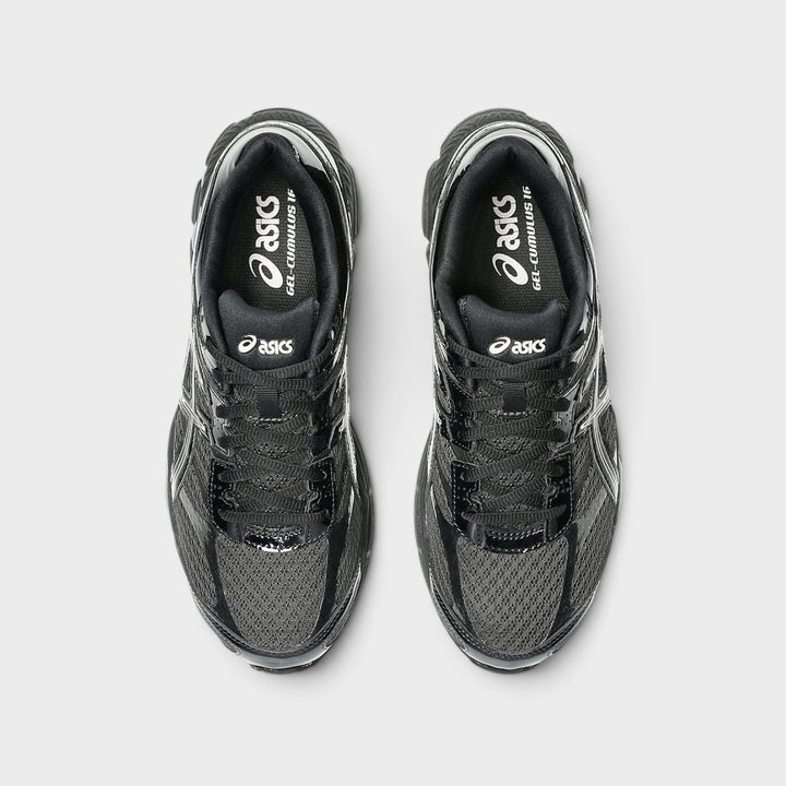Asics Gel-Cumulus 16 set fra siden i Graphite Grey/Black.