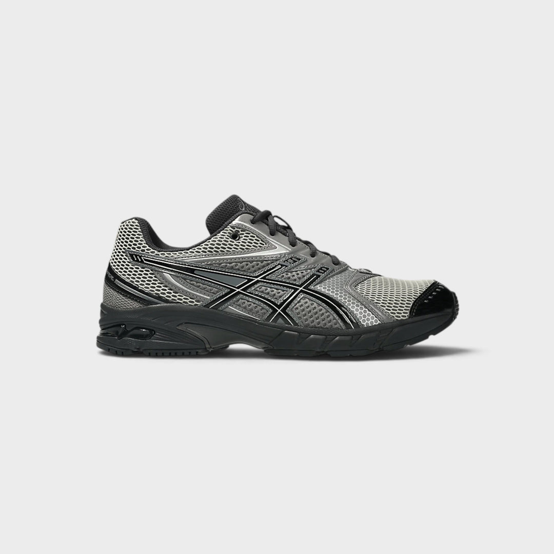 Asics GEL-DS Trainer 14 i Clay Grey/Black set fra siden med snuden mod højre og sorte striber.