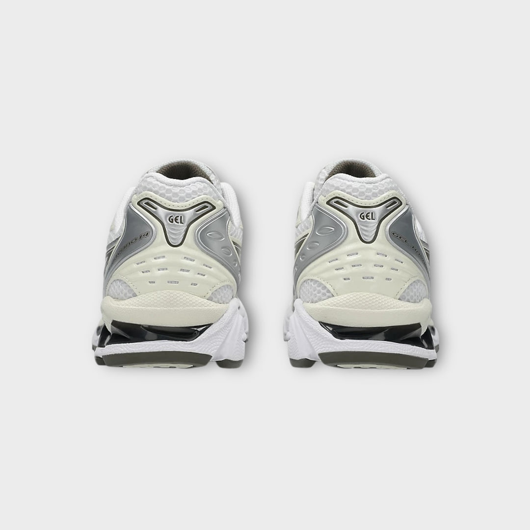 Detalje af Asics GEL-KAYANO 14 sneaker i white og ivory.