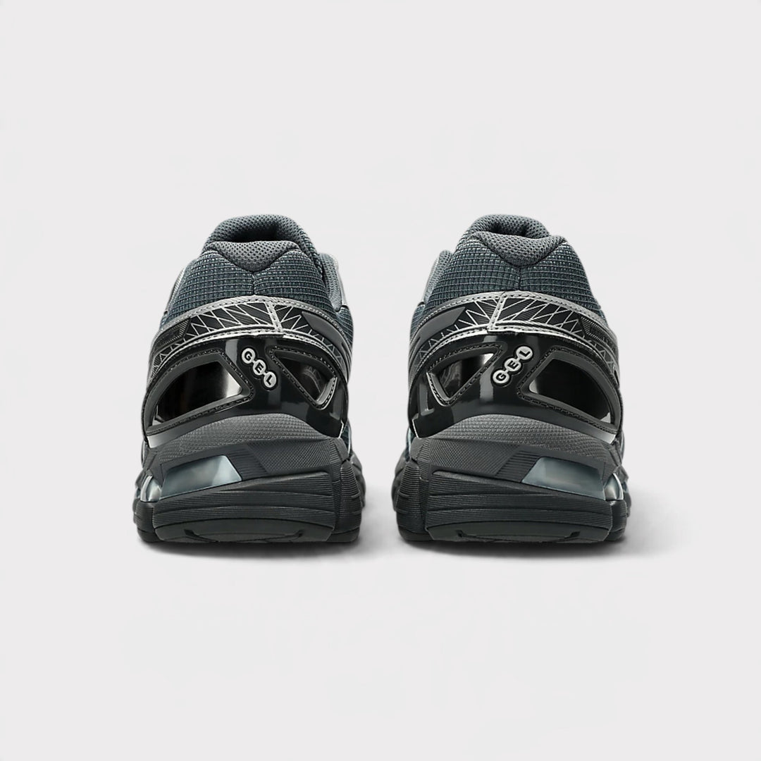 Asics GEL-Kayano 20 i Carrier Grey/Carbon – skoene vist bagfra med hældetaljer og såler