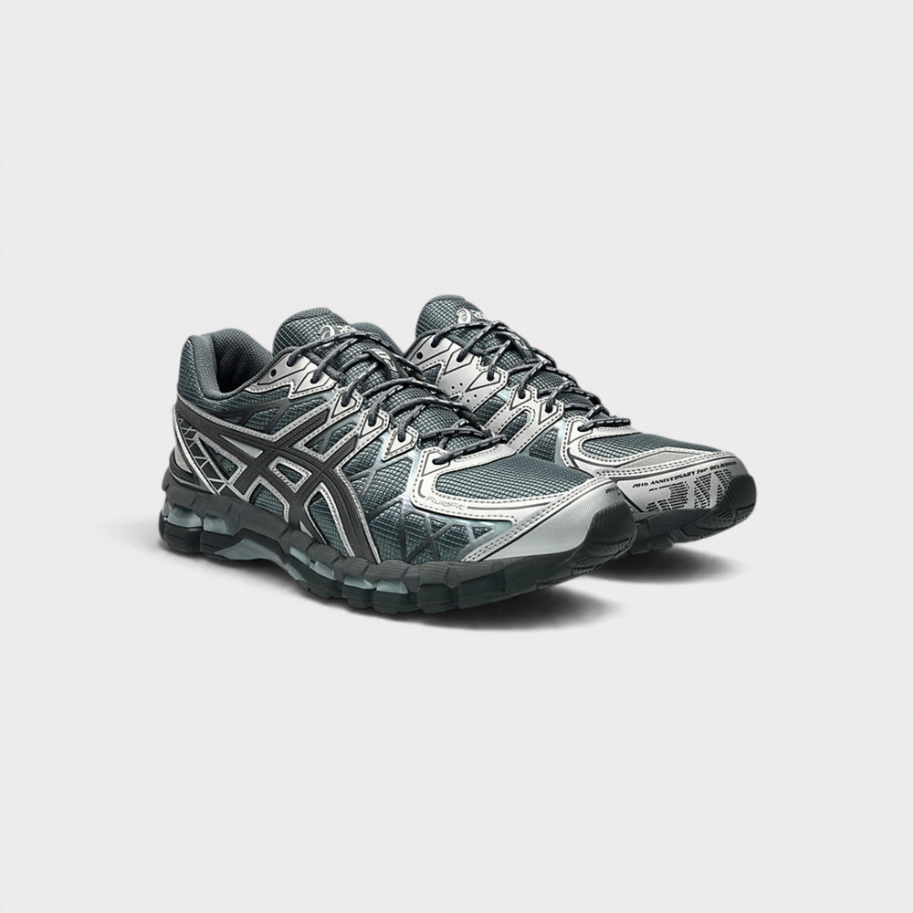 Asics GEL-Kayano 20 i Carrier Grey/Carbon – skoene vist som par skråt forfra