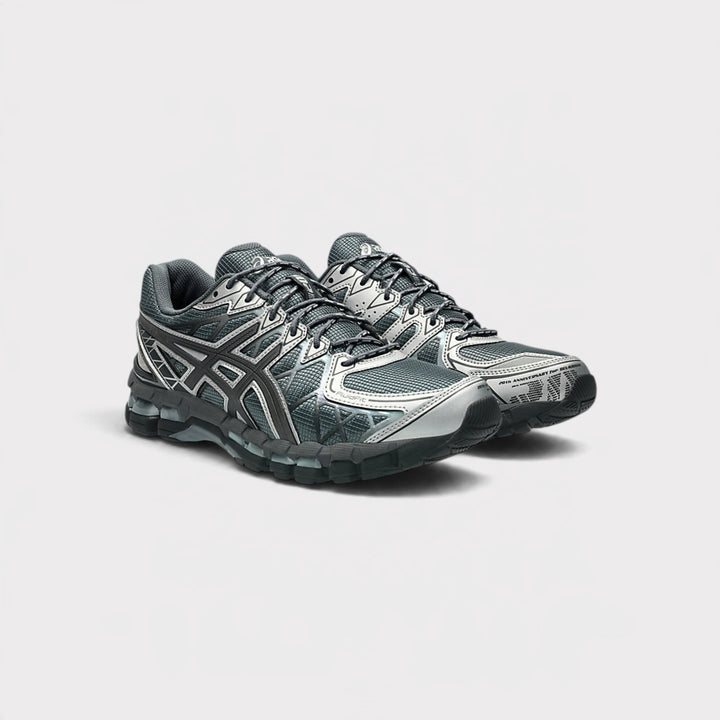 Asics GEL-Kayano 20 i Carrier Grey/Carbon – skoene vist som par skråt forfra