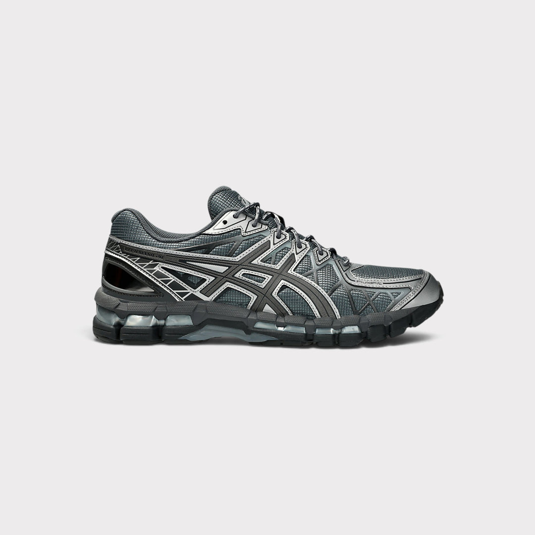 Asics GEL-Kayano 20 i Carrier Grey/Carbon – set fra ydersiden med grå mesh, ASICS-striber og markant sål
