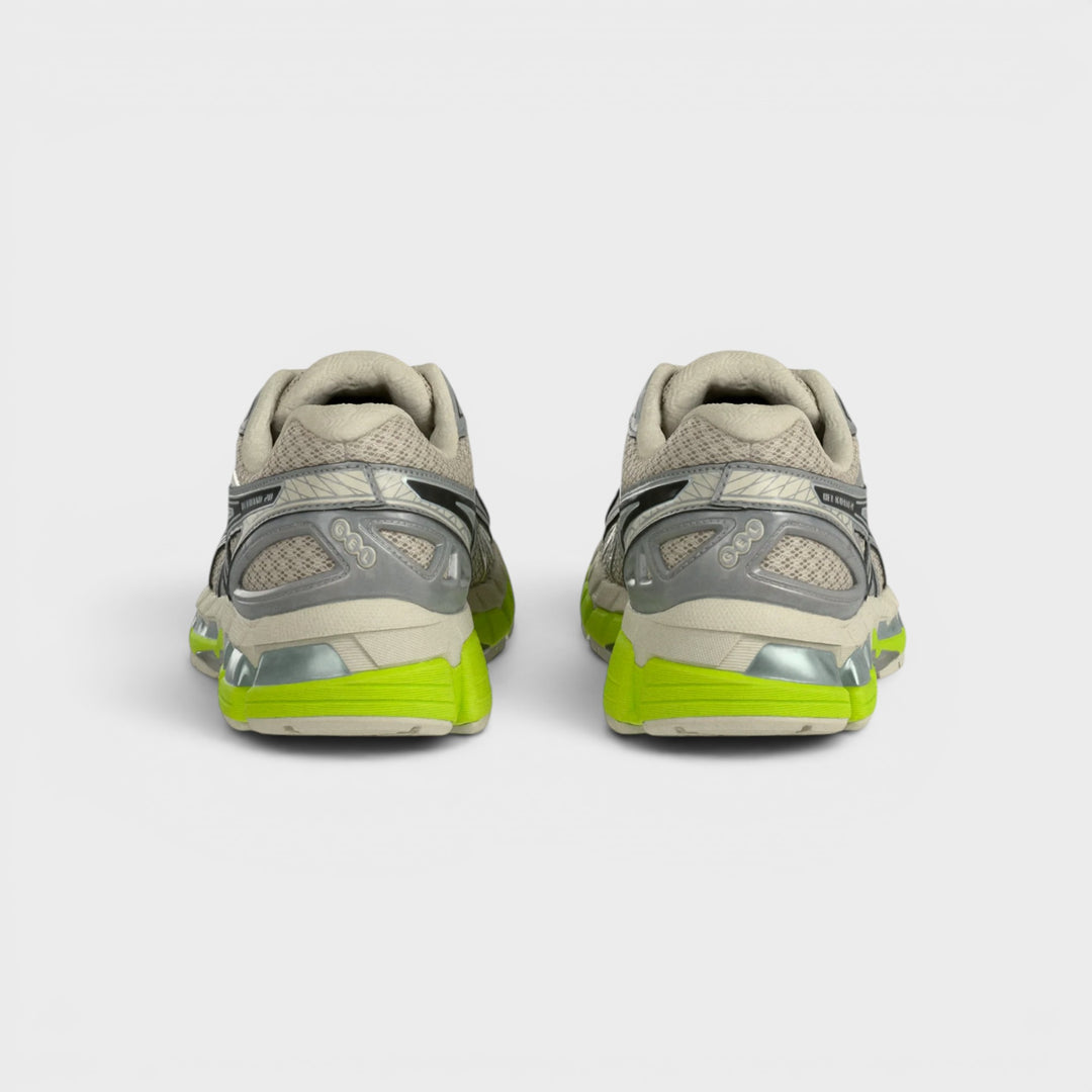 Asics Gel-Kayano 20 set fra siden i grå og sort.