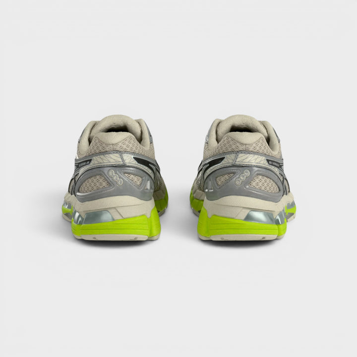 Asics Gel-Kayano 20 set fra siden i grå og sort.