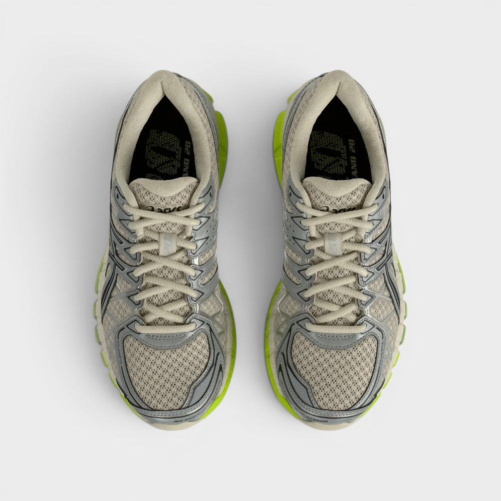 Asics Gel-Kayano 20 med åndbar mesh-overdel i grå og sort.