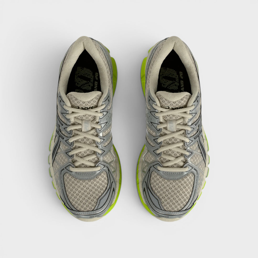 Asics Gel-Kayano 20 med åndbar mesh-overdel i grå og sort.
