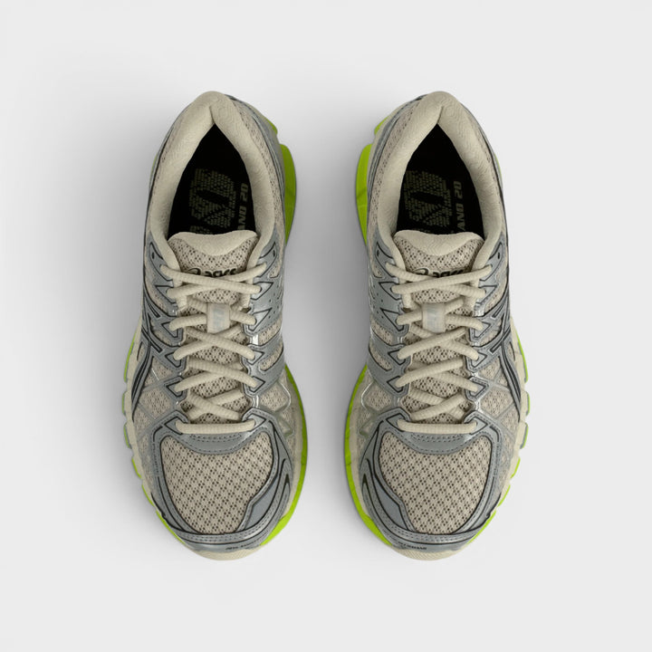 Asics Gel-Kayano 20 med åndbar mesh-overdel i grå og sort.