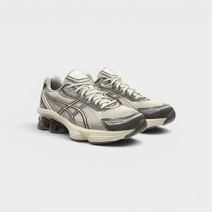 Asics Gel-Kinetic Fluent i beige og brun med teknisk design.