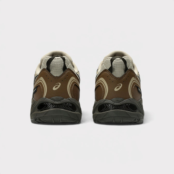 Asics Gel-Ventx GTX i Driftwood/Brown Storm vist som par bagfra med hælstropper og logoer.