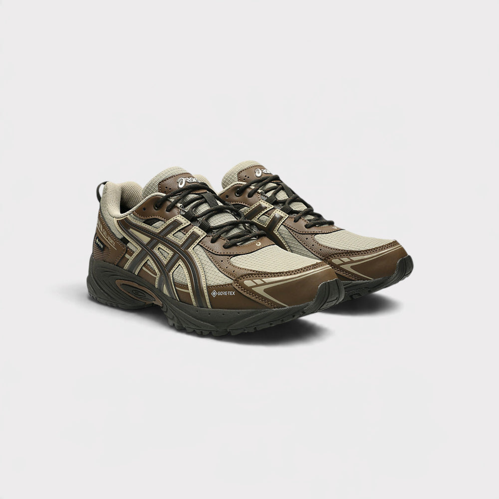 Et par Asics Gel-Ventx GTX i Driftwood/Brown Storm set skråt forfra med mørke snørebånd.