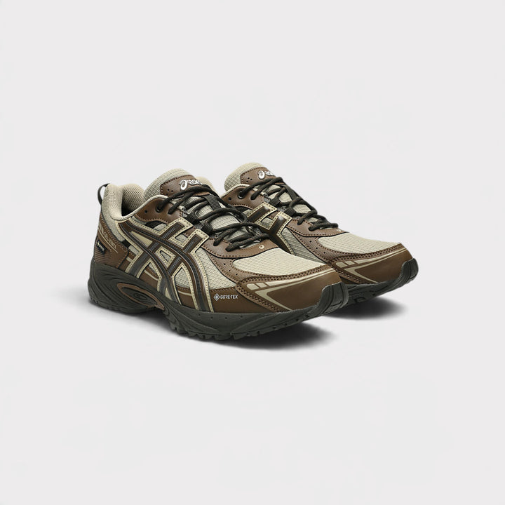 Et par Asics Gel-Ventx GTX i Driftwood/Brown Storm set skråt forfra med mørke snørebånd.