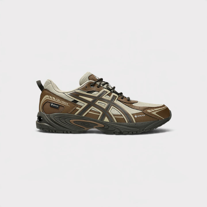 Asics Gel-Ventx GTX i Driftwood/Brown Storm set fra siden med brune paneler og snuden mod højre.