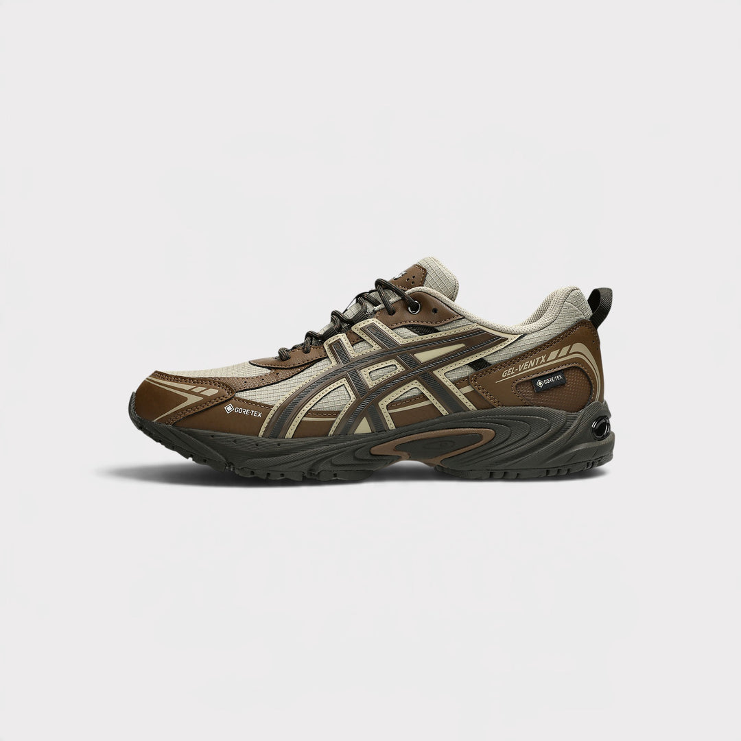 Asics Gel-Ventx GTX i Driftwood/Brown Storm set fra ydersiden med GORE-TEX-mærke nær hælen.