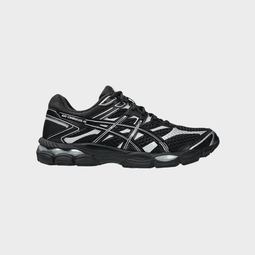 ASICS SportStyle Gel-Cumulus 16 i Black set forfra med teknisk design og sort monokromt udtryk.