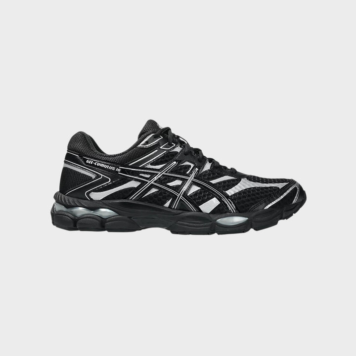 ASICS SportStyle Gel-Cumulus 16 i Black set forfra med teknisk design og sort monokromt udtryk.