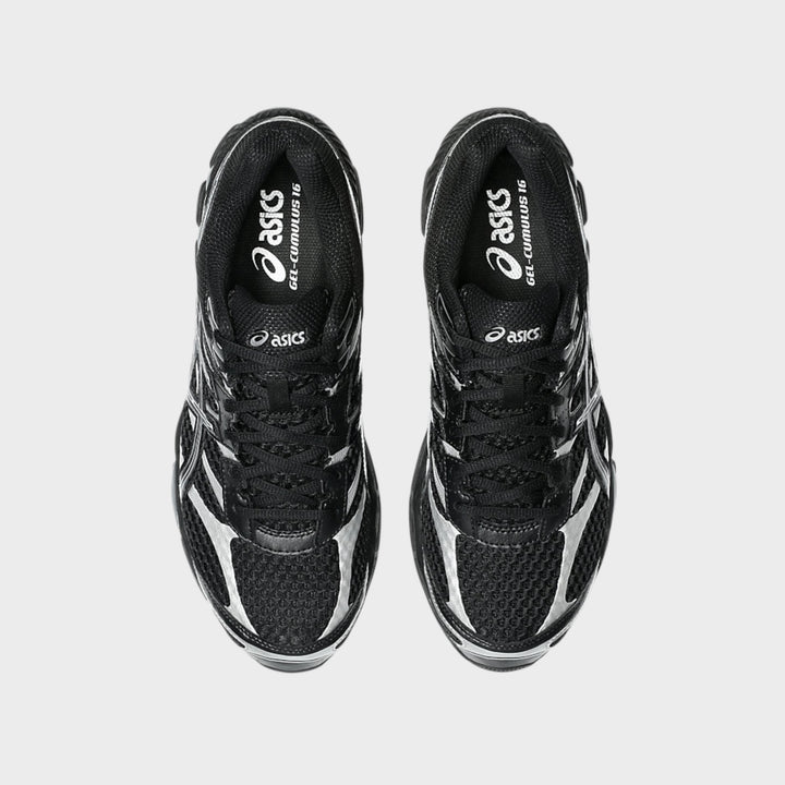 Top view af ASICS SportStyle Gel-Cumulus 16 i Black med snørelukning og sort, teknisk overdel.
