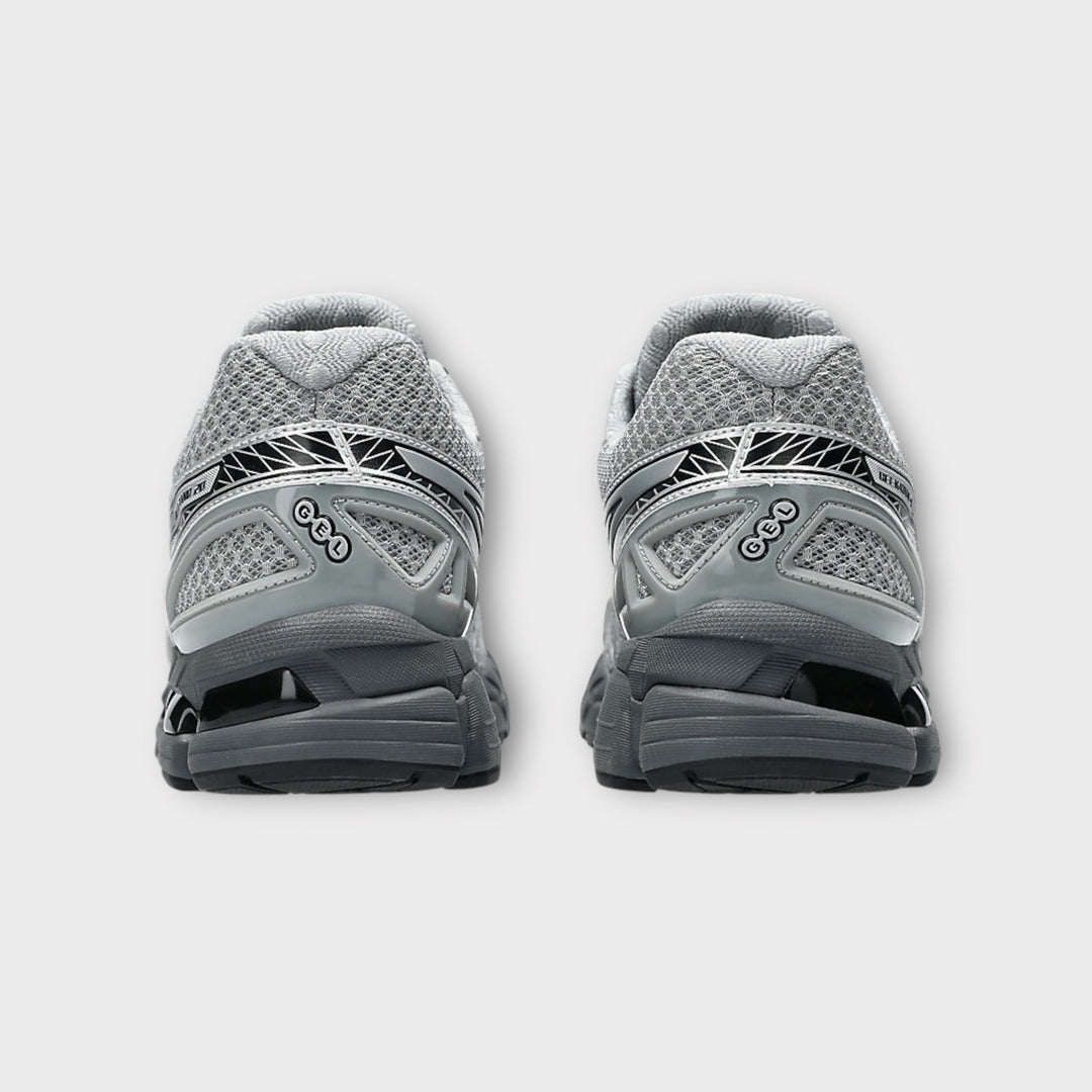 Detalje af ASICS SportStyle Gel-Kayano 20 i Gravel og Pure Silver med tekniske materialer.