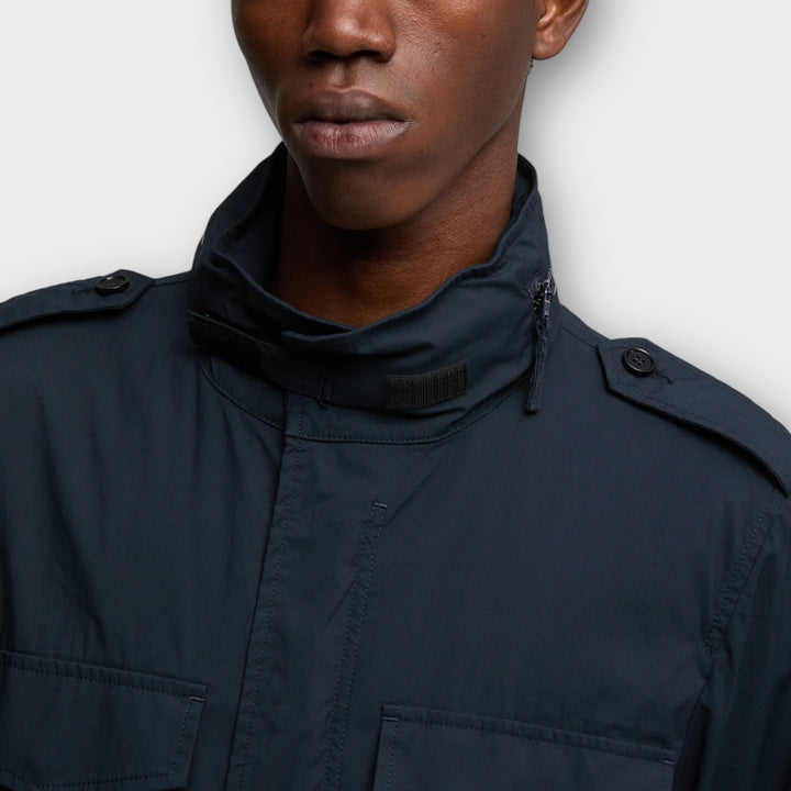 Aspesi Minifield Cot navy stylet med outfit