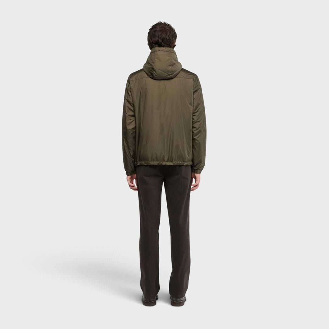 Aspesi padded Nylon Jakke i Olive, vist bagfra på model