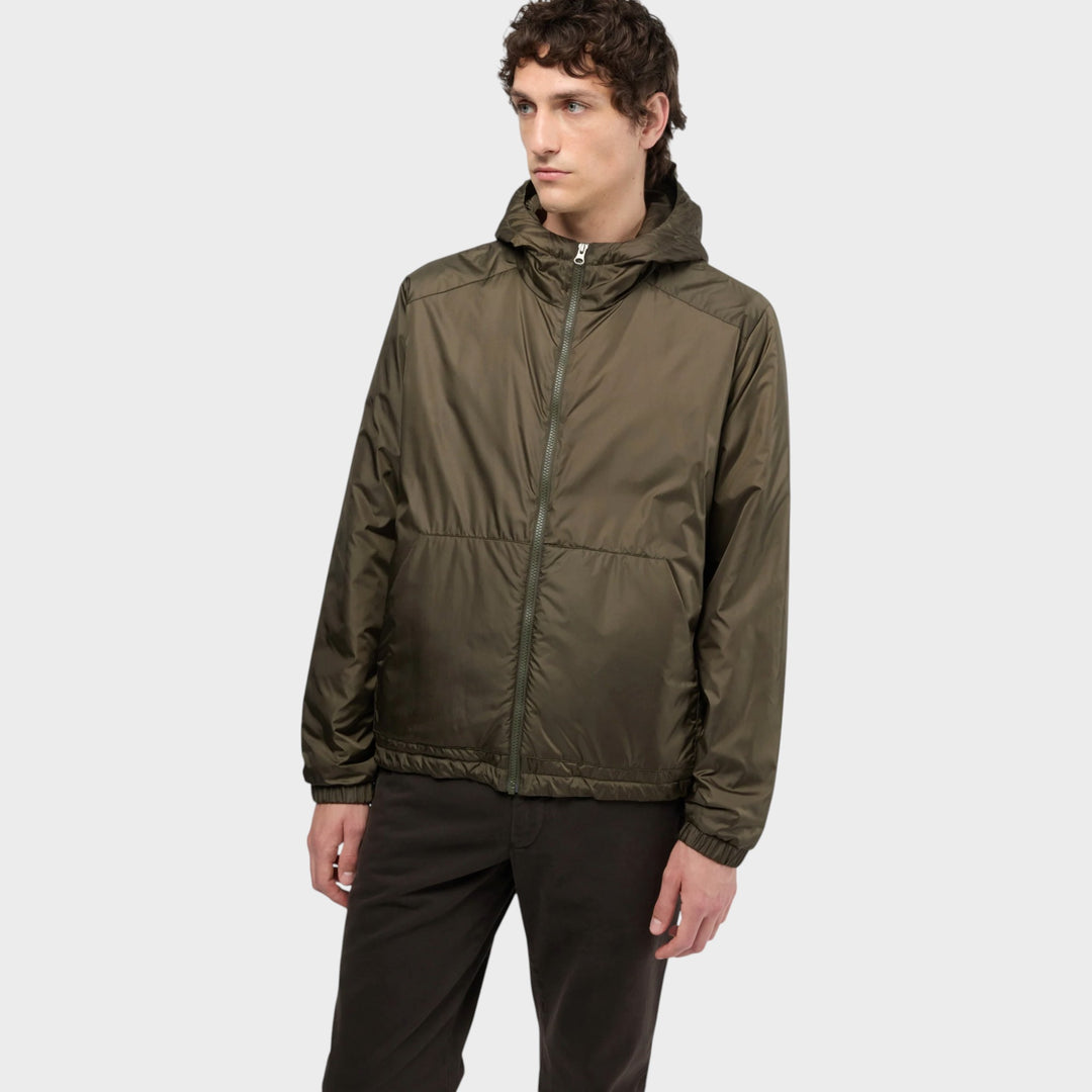 Aspesi padded Nylon Jakke i Olive, vist forfra på model