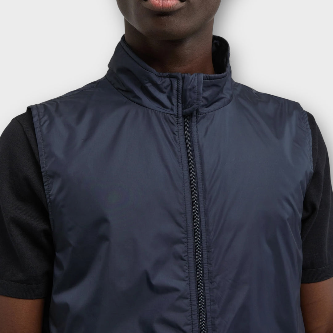 Aspesi Vernes navy gilet stylet over skjorte