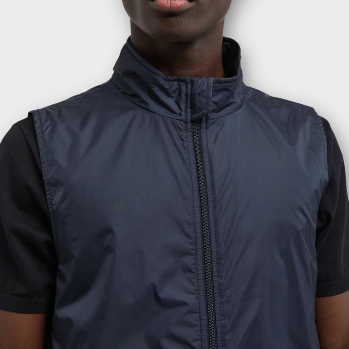 Aspesi Vernes navy gilet stylet over skjorte