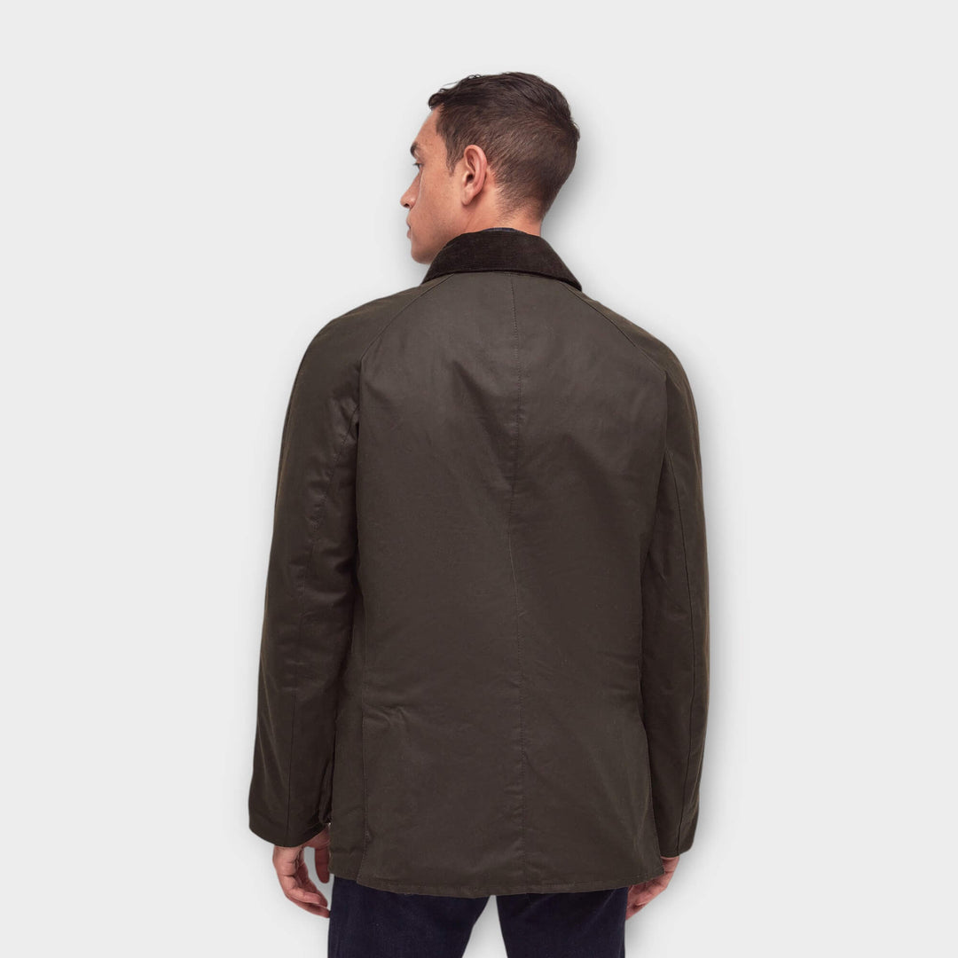 Barbour Ashby Waxed Jakke i Olive vist bagfra på model