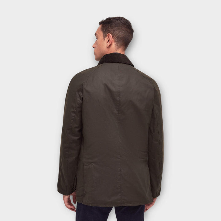 Barbour Ashby Waxed Jakke i Olive vist bagfra på model