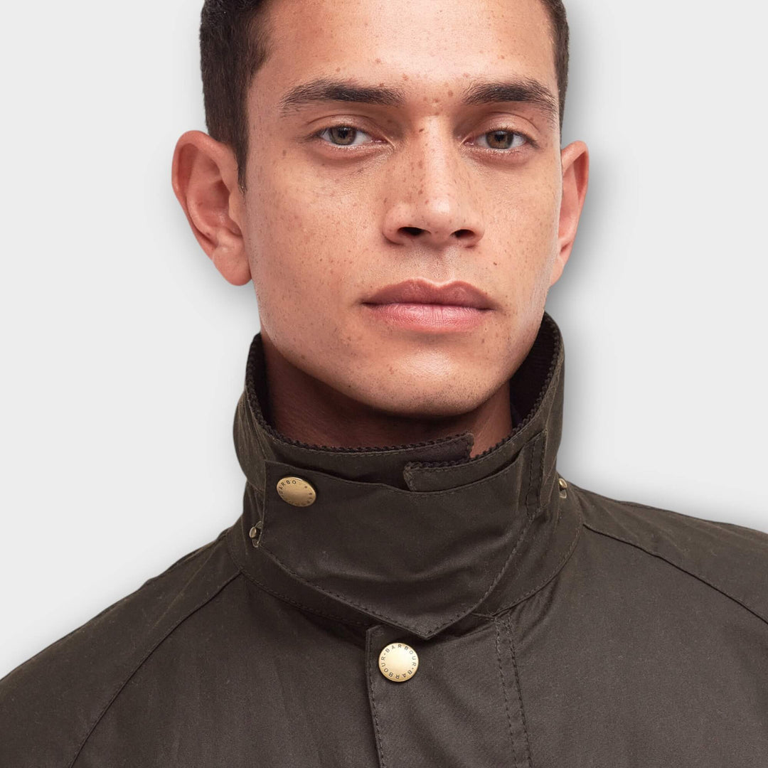 Close-up af cordkrave og stormflap på Barbour Ashby Waxed Jakke i Olive