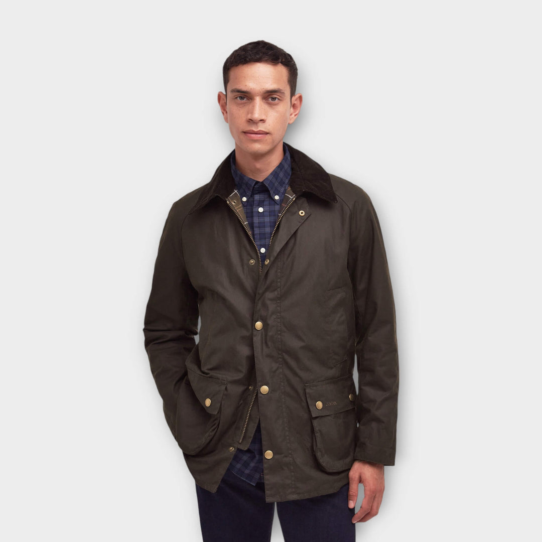 Barbour Ashby Waxed Jakke i Olive vist forfra på model