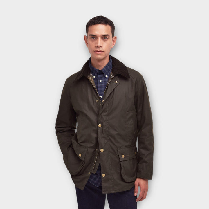Barbour Ashby Waxed Jakke i Olive vist forfra på model