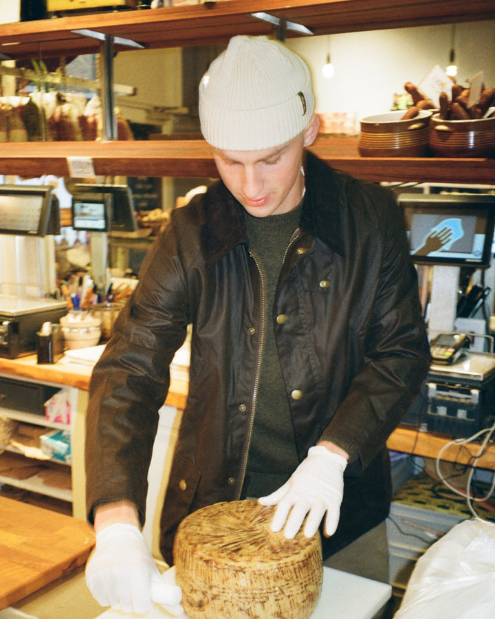 Barbour Ashby Waxed Jakke i Olive stylet på model i lifestyle-miljø