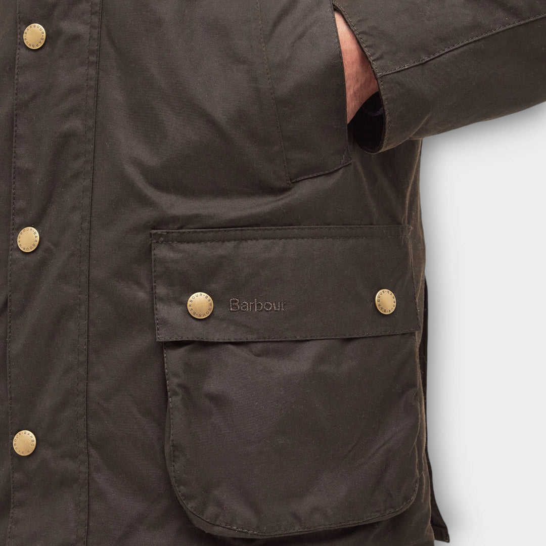 Detalje af klaplomme voksbomuld og Barbour-logo på Ashby Jakke i Olive