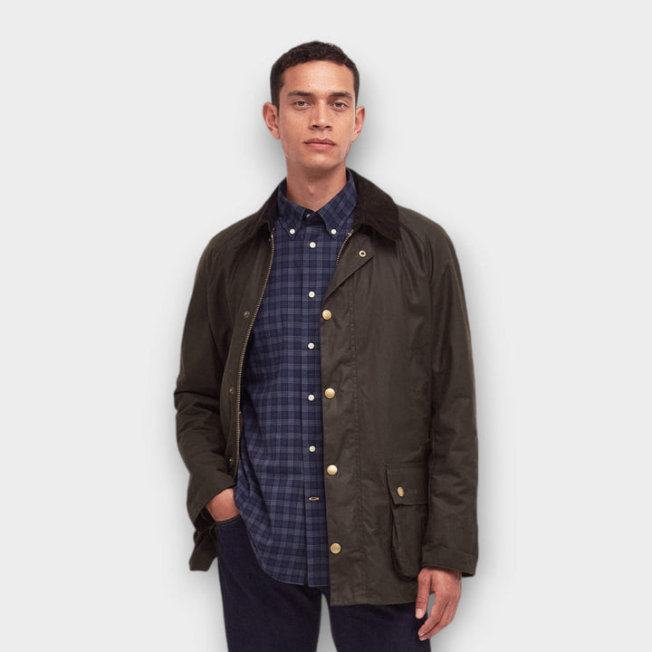 Barbour Ashby Waxed Jakke i Olive stylet åben på model