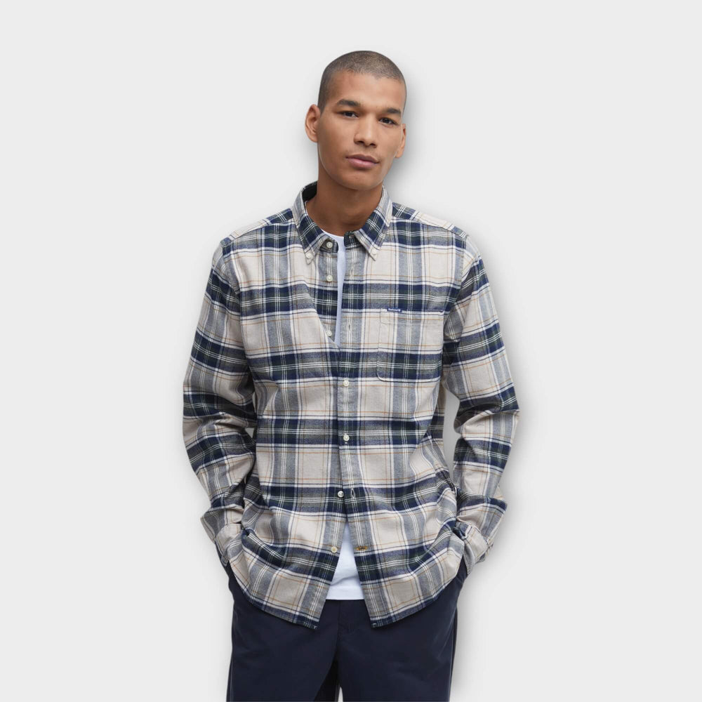 Barbour Betsom Skjorte i Sand stylet i fuldt outfit på model