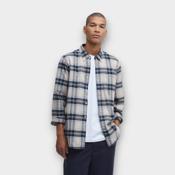 Barbour Betsom Tailored Skjorte i Sand vist forfra på model