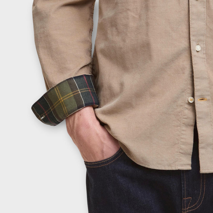 Komfortabel bomuldsskjorte fra Barbour – Ramsey Tailored Washed Stone