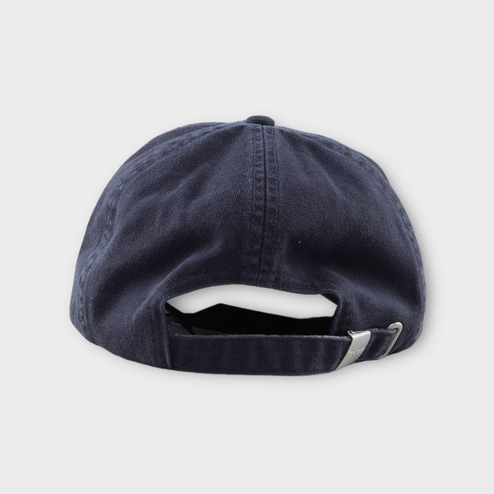 Barbour Cascade Sports Kasket i Navy set bagfra med justerbar rem og metalspænde