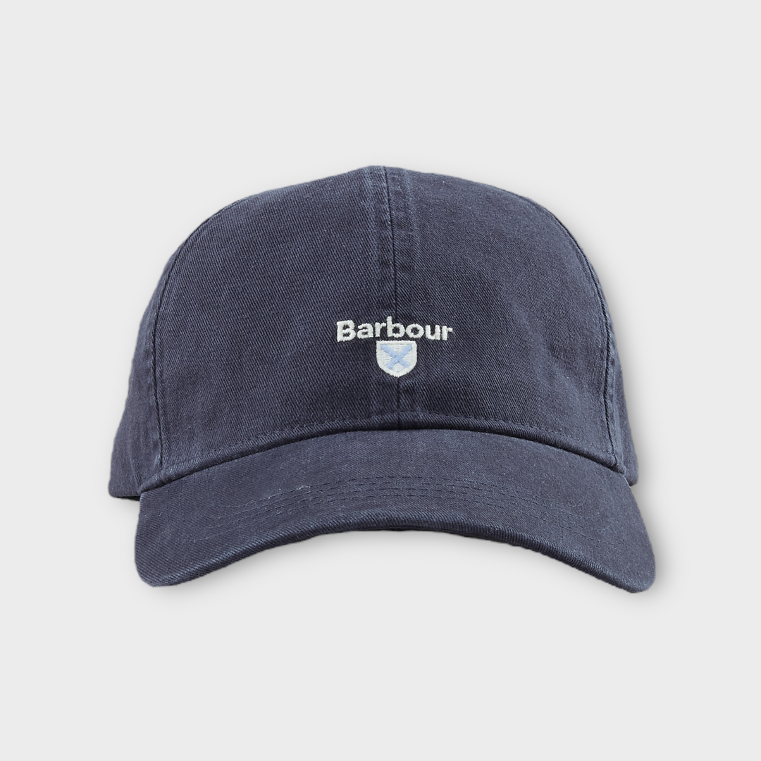 Barbour Cascade Sports Kasket i Navy set skråt forfra med broderet logo