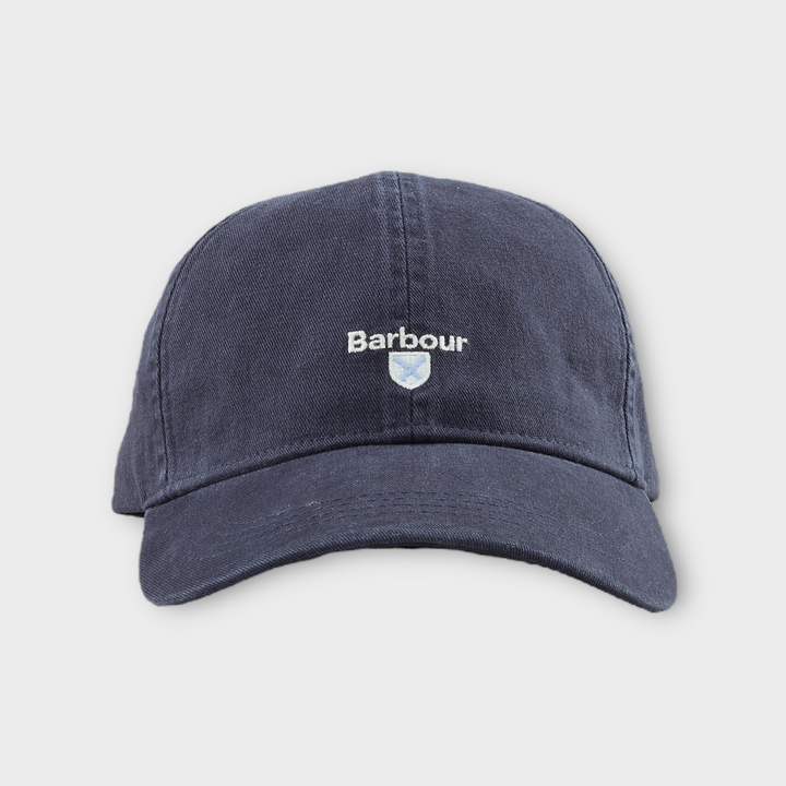 Barbour Cascade Sports Kasket i Navy set skråt forfra med broderet logo
