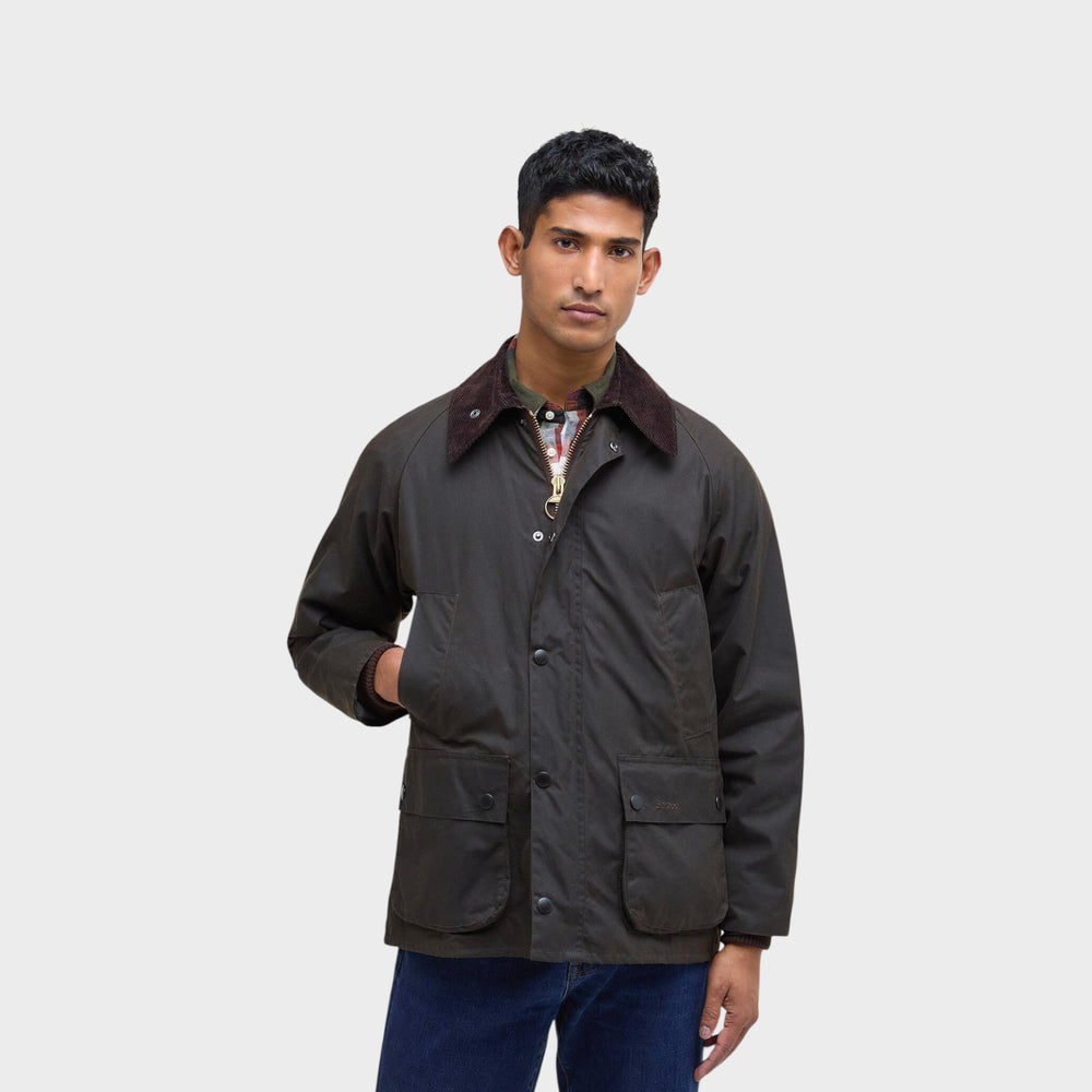 Barbour Classic Bedale Wax Jakke i Olive vist tæt forfra på model