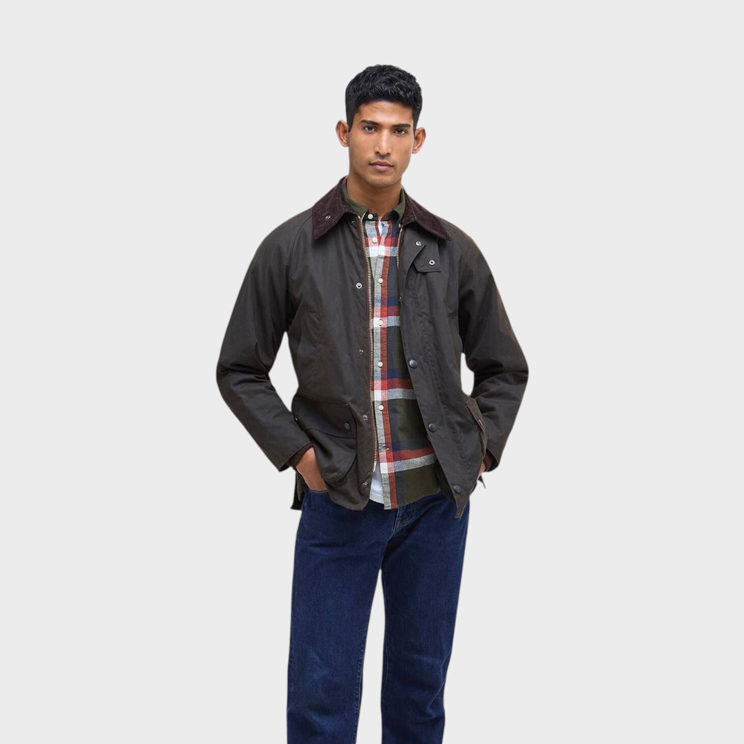 Barbour Classic Bedale Wax Jakke i Olive vist i fuldt frontlook på model med jakken åben