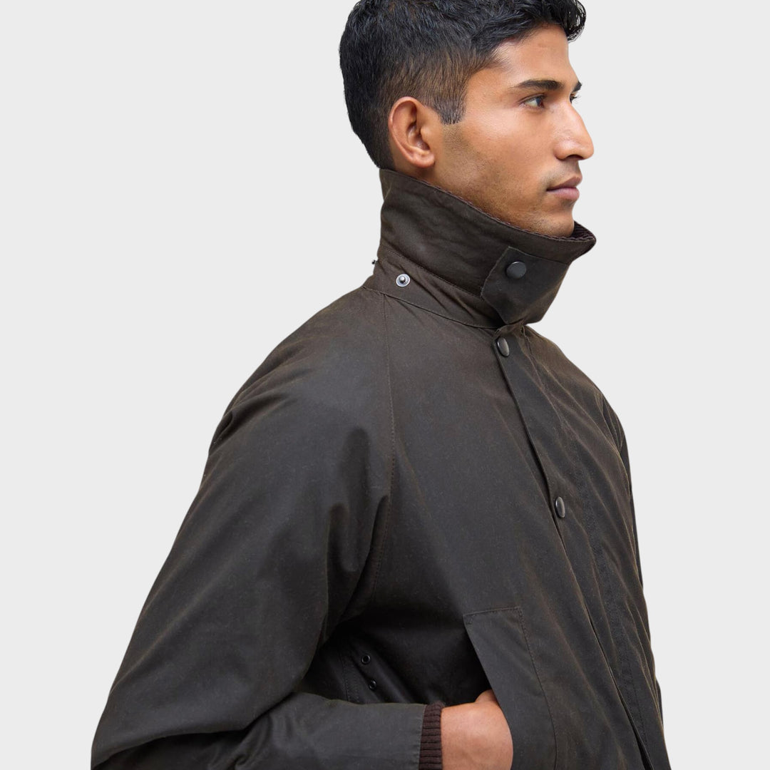 Barbour Classic Bedale Wax Jakke i Olive set fra siden med fløjlskraven rejst