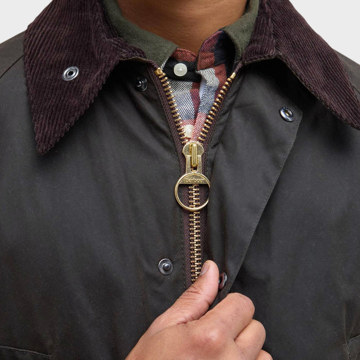 Close-up af Barbour lynlås fløjlskrave og stormflap på Classic Bedale Jakke i Olive